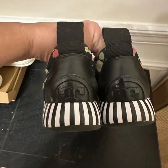 Authentic Tory Burch Black and Floral Women’s Sneakers Size 7 EUC - Picture 3 of 7